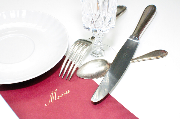 Assiettes, couteaux, gobelets
